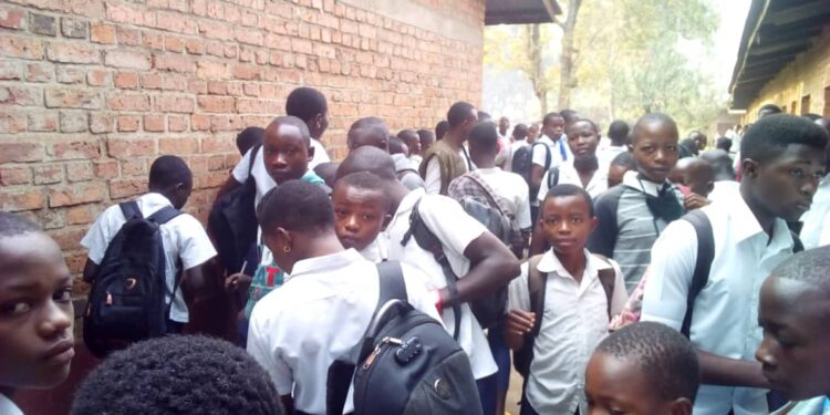 BENI - Agora Grands-Lacs Agression d’un enseignant par un officier des FARDC à Beni : le SYECO suspend les activés scolaires