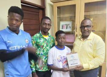 Goma : vainqueur du championnat interscolaire du Congo, l&rsquo;Institut Uwezo présente son trophée à la société PREMIDIS