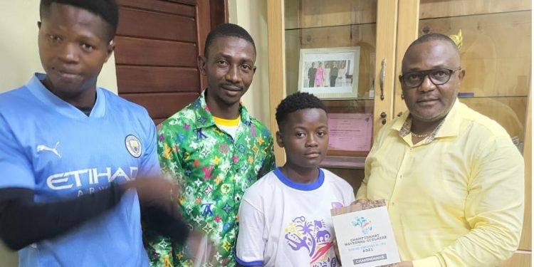 Goma : vainqueur du championnat interscolaire du Congo, l&rsquo;Institut Uwezo présente son trophée à la société PREMIDIS