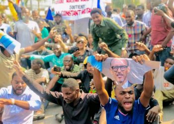 Kinshasa/Manifestation contre le soutien de l&rsquo;armée rwandaise au M23 : le drapeau du Rwanda brulé et des effigies de Kagame déchirés par des manifestants