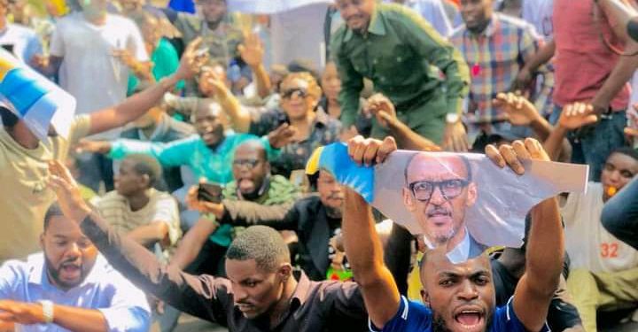 Kinshasa/Manifestation contre le soutien de l&rsquo;armée rwandaise au M23 : le drapeau du Rwanda brulé et des effigies de Kagame déchirés par des manifestants