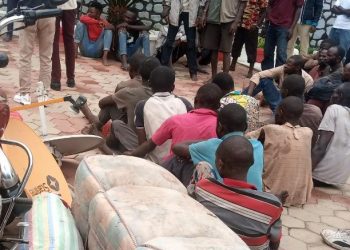 Ituri : un réseau de plus de 35 criminels dont des militaires présenté au gouverneur militaire