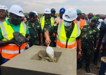 Projet de délocalisation de la prison centrale de Goma à Sake : le gouverneur militaire pose la première pierre des travaux