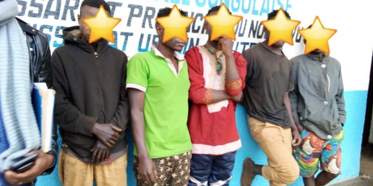 Butembo : cinq présumés criminels dont un déserteur de l&rsquo;armée présentés à la presse