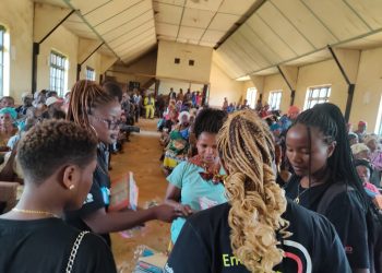 Butembo : U-Reporter dote des fournitures scolaires à une centaine d&rsquo;orphelins et déplacés de guerre en âge scolaire