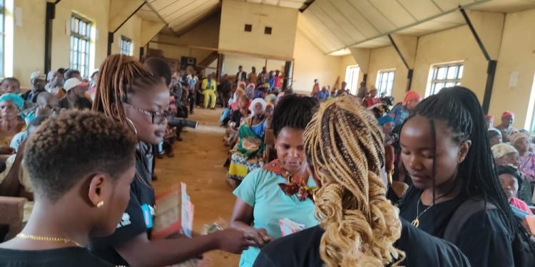 Butembo : U-Reporter dote des fournitures scolaires à une centaine d&rsquo;orphelins et déplacés de guerre en âge scolaire