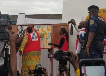 Nord-Kivu : la ministre de la Culture, arts et patrimoine signe la toile de la paix, une œuvre des artistes de Butembo