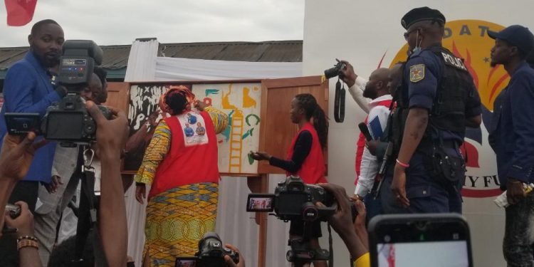 IMG-20220923-WA0028 - Agora Grands-Lacs Nord-Kivu : la ministre de la Culture, arts et patrimoine signe la toile de la paix, une œuvre des artistes de Butembo