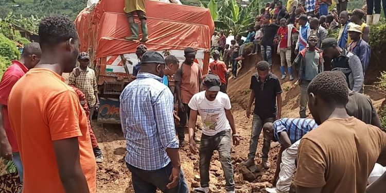 Guerre du M23 à Rutshuru : des véhicules bloqués sur la piste secondaire Mweso-Kanyabayonga faute de praticabilité