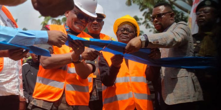 Nord-Kivu : le gouverneur militaire inaugure le pont jeté sur la rivière Biena à Lubero