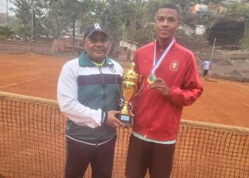 Coupe du Congo tennis : vainqueur chez les Cadets, Arda Muliro présente son trophée au président de la ligue de tennis au Nord-Kivu