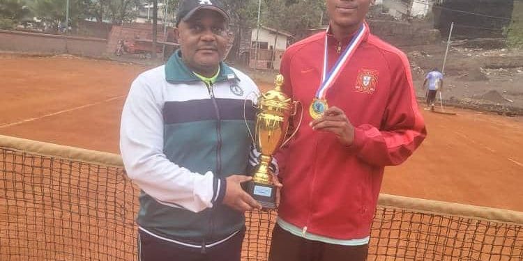 Coupe du Congo tennis : vainqueur chez les Cadets, Arda Muliro présente son trophée au président de la ligue de tennis au Nord-Kivu
