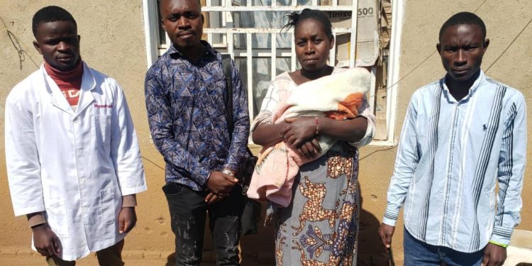 Butembo : une déplacée libérée de l&rsquo;hôpital grâce à la générosité du Salon Francisca