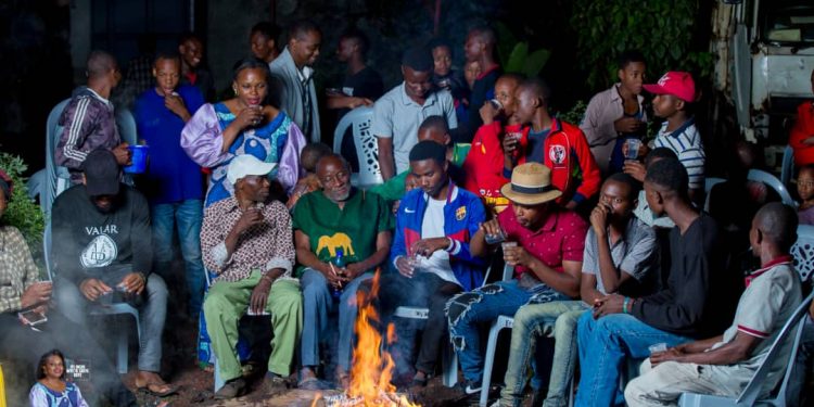 Goma : l&rsquo;authenticité brûle à mille fées dans une soirée communautaire autour du feu