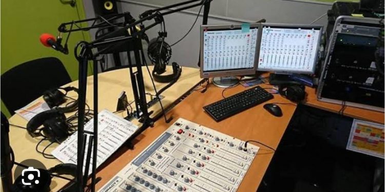 La Radio à l&rsquo;ère de la technologie : évolution et pertinence contemporaine