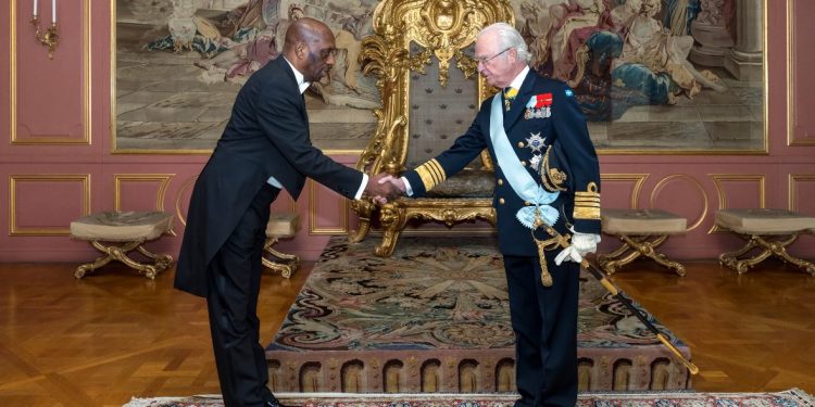 RDC-Suède : réception de la lettre de créance du nouvel ambassadeur congolais par le Roi Gustav XVI