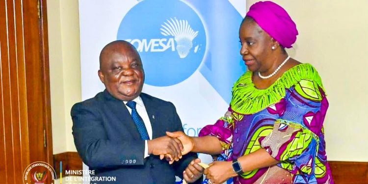 Le minÉtat Mbusa échange avec la Secrétaire générale  du COMESA