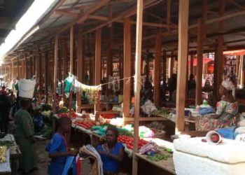 Ituri : des femmes déplacées se lancent dans de petits commerces pour la survie familiale