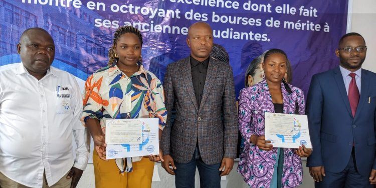 Nord-Kivu : la Fondation RAWJI octroie deux bourses de mérite aux anciennes étudiantes de l&rsquo;UNIGOM