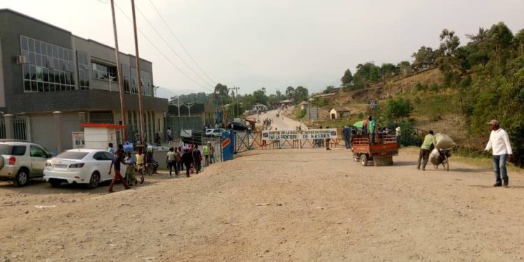 Beni : la police présente à la presse un présumé bandit et des munitions de guerre à Kasindi