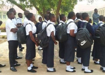 Nord Kivu : le gouverneur militaire interdit la vente des uniformes et objets classiques dans les établissements scolaires
