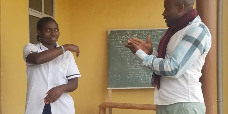 Butembo : « L’apprentissage de la langue des signes brise la barrière entre les sourds et les entendants » (Kakule Mbasuvyaki)