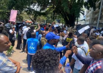 Sit-in des agents de la RTNC à la Primature : 15 mois d&rsquo;arriérés de salaire revendiqués