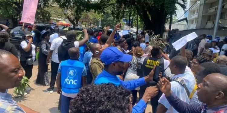 Sit-in des agents de la RTNC à la Primature : 15 mois d&rsquo;arriérés de salaire revendiqués