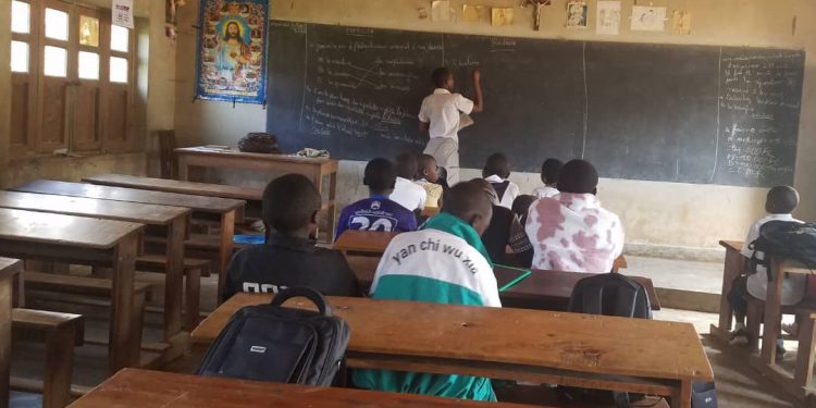 Grève des enseignants à Butembo : désespérés, des écoliers s&rsquo;auto-enseignent