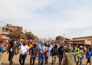 Butembo : des habitants marchent 90 kilomètres à pied pour soutenir les FARDC