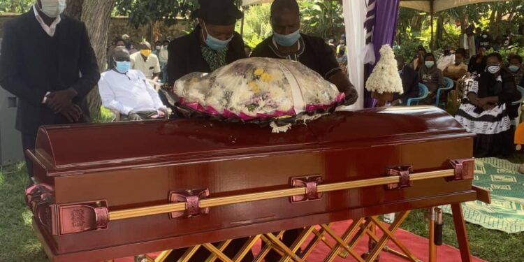 L’Église de l’Ouganda remplace les couronnes funéraires par la plantation d’arbres