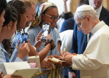 Le Pape aux jeunes baptisés :  »Soyez de vrais chrétiens, pas des chrétiens de convenance »