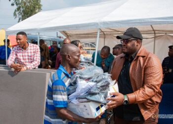 Kinshasa : le Gouvernement apporte un soutien matériel aux familles des policiers victimes de l’incendie au camp Kabila