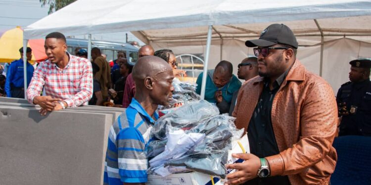 Kinshasa : le Gouvernement apporte un soutien matériel aux familles des policiers victimes de l’incendie au camp Kabila