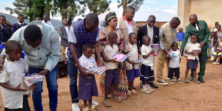 IMG-20251009-WA0007 - Agora Grands-Lacs Butembo – Lubero : le Parlement d’enfants et COEB distribuent des fournitures scolaires aux déplacés