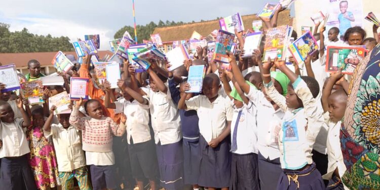 IMG-20251011-WA0053 - Agora Grands-Lacs Butembo : plus de 2 000 enfants déplacés reçoivent des fournitures scolaires
