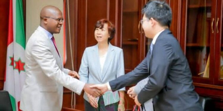 IMG-20251120-WA0024 - Agora Grands-Lacs Burundi : le Premier Ministre reçoit les adieux de l’Ambassadrice de Chine