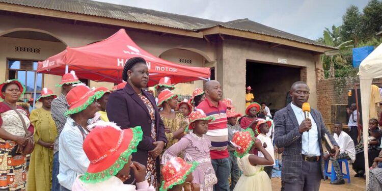 Butembo : Jeannine Katasohire célèbre Noël avec les enfants vivant avec handicap et débilité