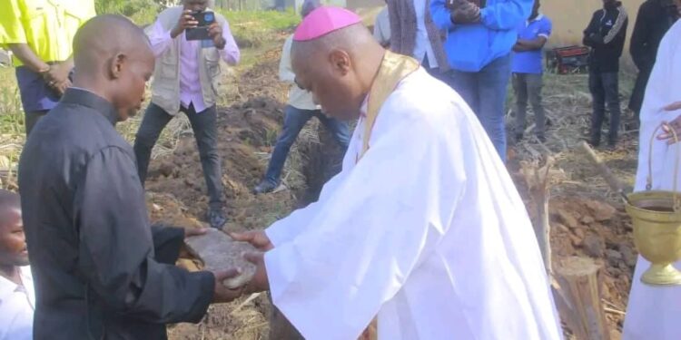 Bunia : pose de la première pierre d&rsquo;une nouvelle salle paroissiale
