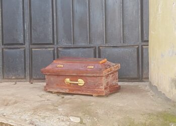 Insolite à Butembo : un cercueil vide retrouvé devant une maison à Mukuna