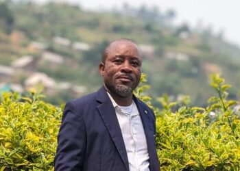 Est de la RDC : enfermé dans un conteneur bleu par l&rsquo;AFC-M23, RSF décrit la captivité du journaliste Espoir Mbata (Enquête)